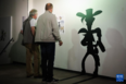 9月16日，参观者在比利时布鲁塞尔观看《幸运的卢克》主题漫画展。