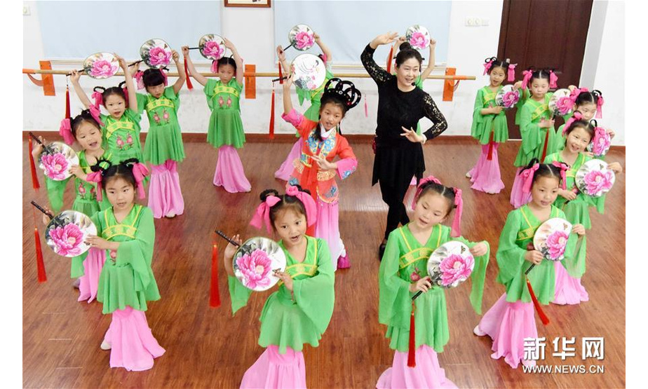 4月26日，在安徽铜陵市义安区实验小学，孩子们在戏曲进校园志愿者的指导下，练习黄梅戏。 新华社发（过仕宁 摄）