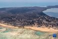 这张新西兰国防部提供的照片显示的是1月17日拍摄的汤加主岛汤加塔布岛。<br/><br/>　　位于汤加首都努库阿洛法以北约65公里处的洪阿哈阿帕伊岛14日上午开始发生火山喷发，15日下午再次喷发。火山喷发致使大量火山灰、气体与水蒸气进入高空形成巨大云团，喷发至高空20千米处。<br/><br/>　　新华社发（新西兰国防部供图）