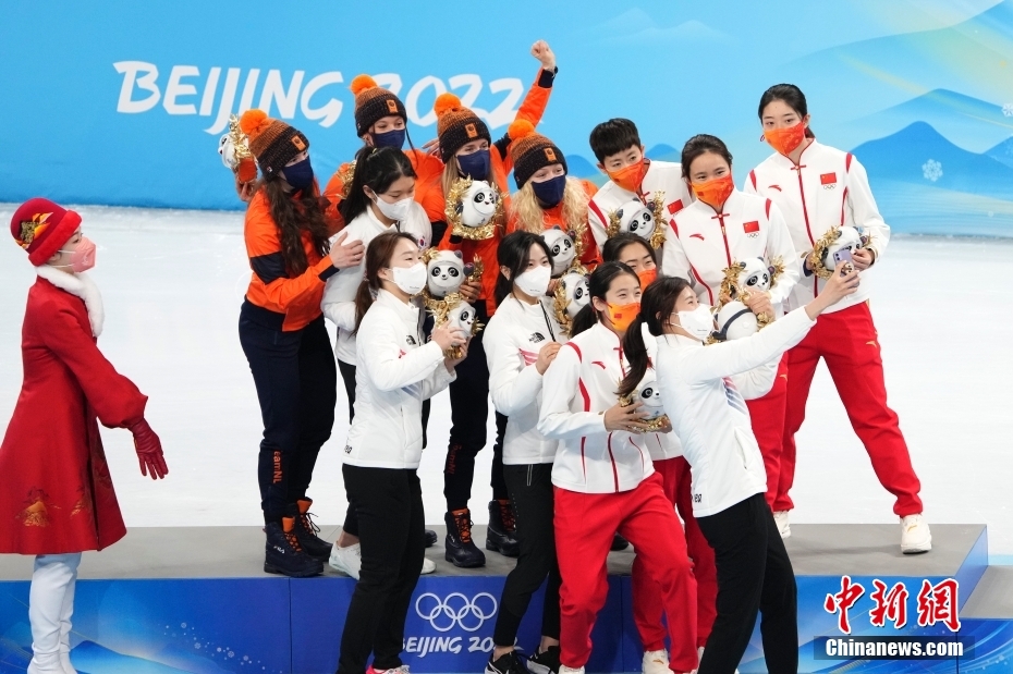 2月13日，分获冠军、亚军、季军的荷兰队选手、韩国队选手、中国队选手在颁发纪念品仪式上自拍合影。当日，北京2022年冬奥会短道速滑项目女子3000米接力决赛在首都体育馆举行。 中新社记者 毛建军 摄