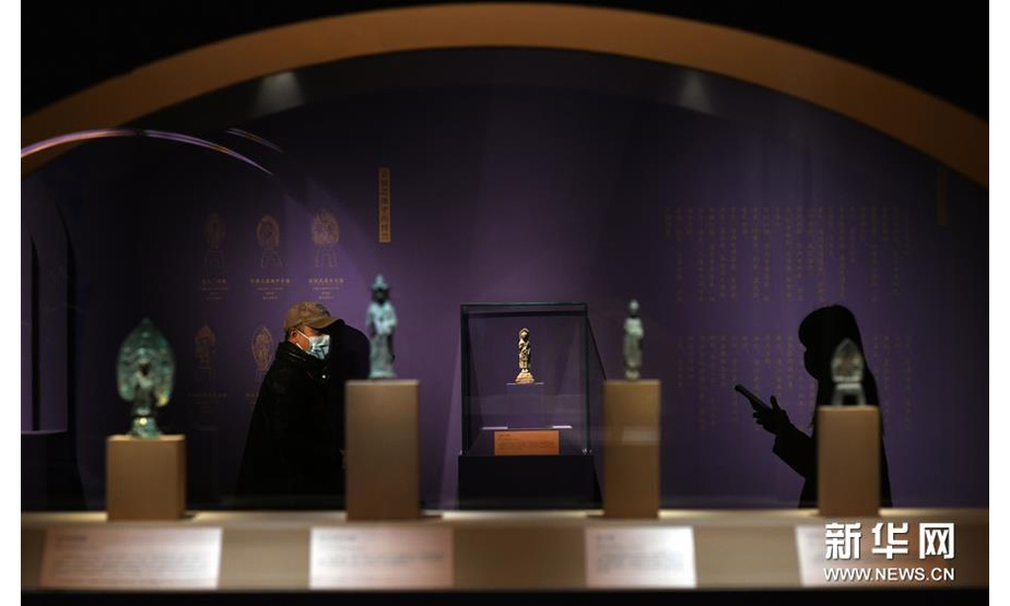 10月28日，参观者在中国国家博物馆观看“相由心生——山东博兴佛造像展”。 新华社记者 金良快 摄
