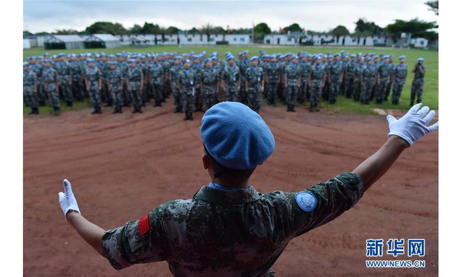 中国维和部队被誉为是联合国维和行动的关键力量。 自1990年首次派出5名军事观察员以来，中国已累计派出维和军事人员4万余人次，参加了联合国24项维和行动。在中华人民共和国70华诞之际，仍有2500余名中国军人正在联合国7个任务区和联合国总部执行维和任务。 中国不仅是联合国安理会常任理事国中第一大维和出兵国，也是联合国维和行动的主要出资国。从派出军事观察员到派出成建制维和部队，从工兵、医疗等支援保障分队到警卫、步兵等作战分队，从地面分队到直升机分队，中国积极履行大国责任义务，扎实推进维和能力建设，用实际行动兑现维护世界和平的郑重承诺。 这是2015年11月2日，在利比里亚绥德鲁，中国第18批赴利比里亚维和工兵分队官兵参加升国旗仪式时合唱国歌和38集团军军歌。 新华社记者 孙瑞博 摄