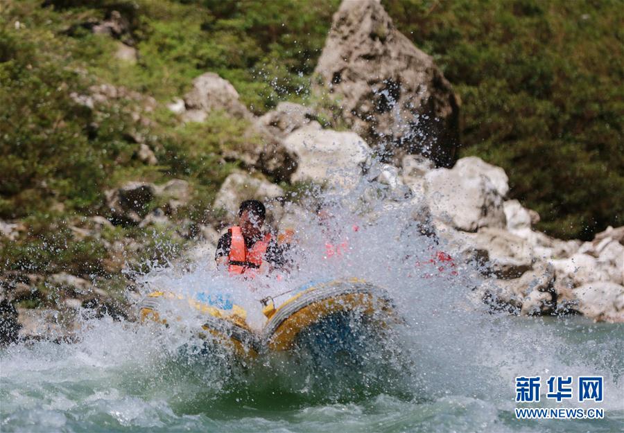 8月4日，游客在湖南省张家界市“百里画廊”茅岩河景区体验水上漂流项目。 连日来，湖南省张家界市出现持续高温晴热天气。张家界“百里画廊”茅岩河景区水上漂流避暑休闲项目受到游客青睐，人们在高山峡谷间的茅岩河上漂流冲浪，乐享夏日清凉。 新华社发（吴勇兵 摄）