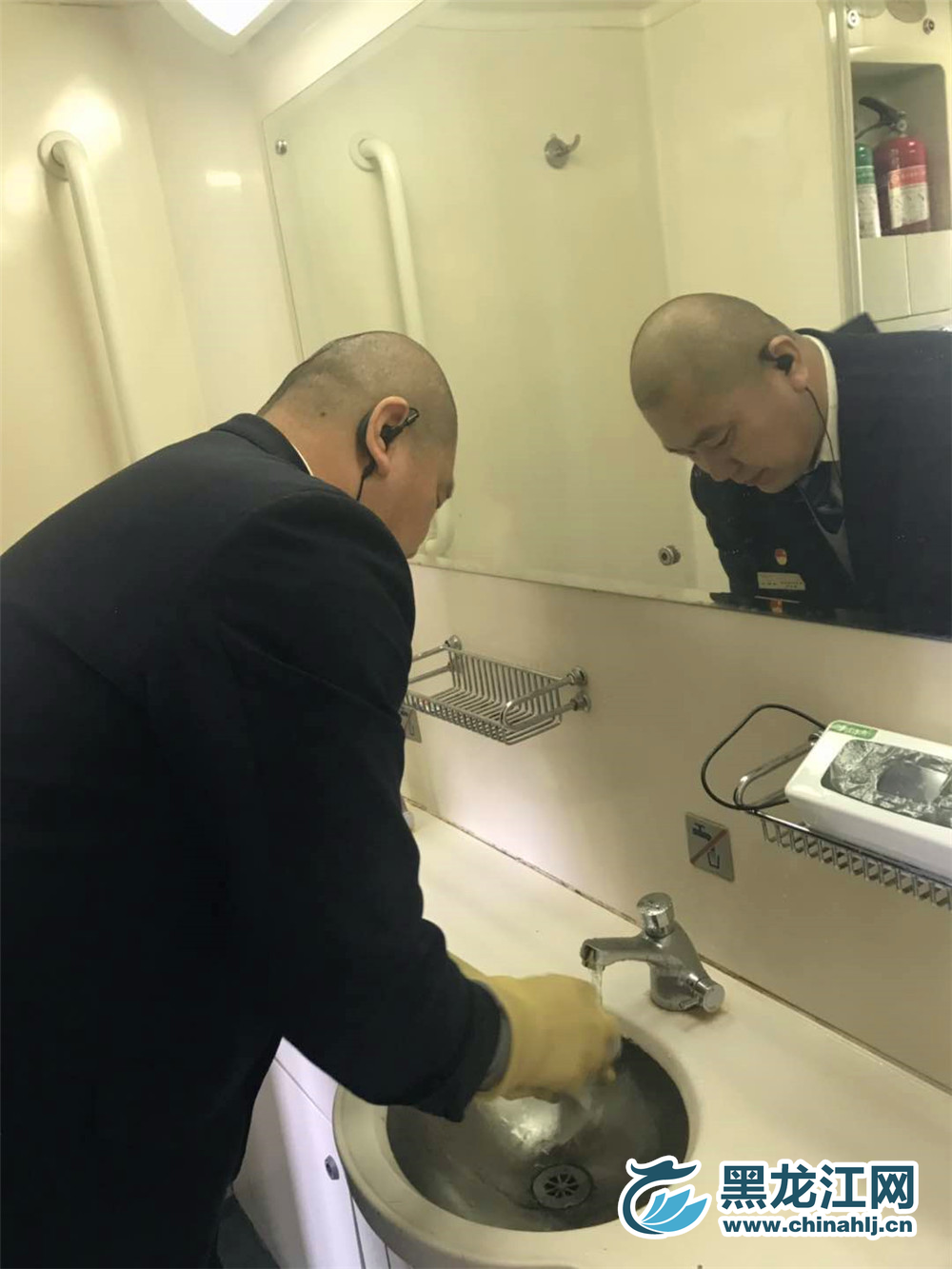 要仔细擦干净，乘客才能用的舒心。  宋菲 摄