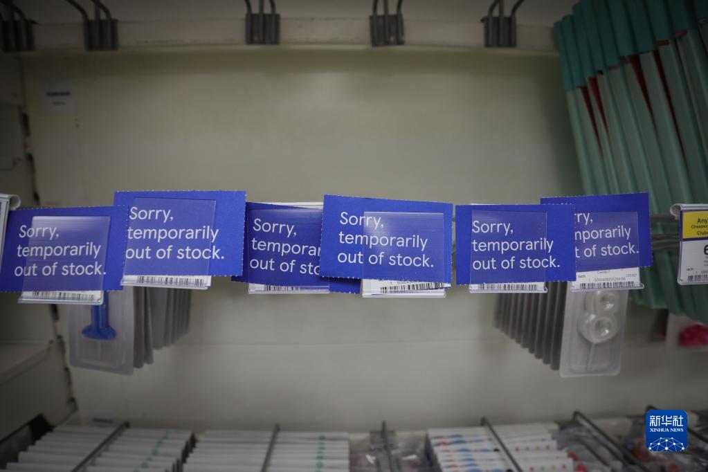 这是11月24日在英国伦敦一家超市拍摄的缺货提示牌。

　　货物供应不足、商品价格上涨、节日折扣减少……今年圣诞节来临前，英国消费者不得不面对供应链延迟和通胀加剧带来的双重压力。英国零售商协会首席执行官海伦·迪金森说，虽然零售商为确保圣诞节供应付出巨大努力，但问题仍未解决。“从农场到分销领域，整个供应链的劳动力短缺问题正推高成本，造成货架上出现一定的缺货。”

　　新华社发（蒂姆·爱尔兰摄）