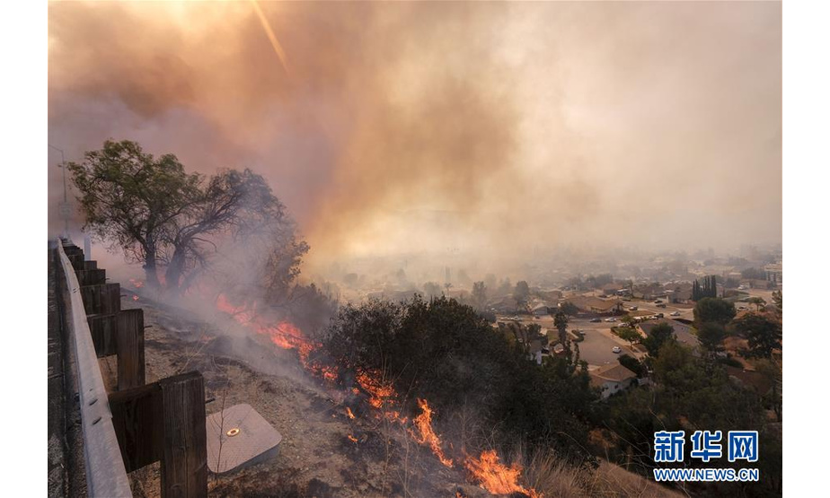 这是11月12日在美国加利福尼亚州锡米瓦利拍摄的山火现场。 美国西部加利福尼亚州两场山火11日持续肆虐，救援人员当天又找到6具遗体，死亡总人数上升至31人。 新华社发（赵汉荣摄）