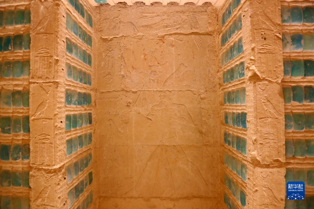 这是9月14日在埃及首都开罗以南的塞加拉地区一座左塞尔时期古墓内拍摄的浮雕。

　　当日，位于埃及首都开罗以南约30公里的塞加拉地区，一座距今4000多年的古埃及第三王朝国王左塞尔时期的古墓经过近15年的修缮后正式向公众开放。该墓位于左塞尔王阶梯金字塔建筑群西南角，由地上建筑和地下墓室两大部分构成。埃及于2006年启动对该墓墓道、墓墙、墓室等建筑体的保护和修缮工作。

　　新华社记者 隋先凯 摄