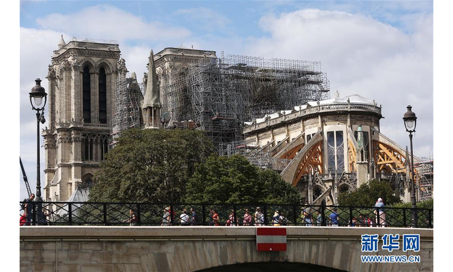 巴黎圣母院4月15日突发火灾，圣母院的屋顶和塔尖被烧毁，但主体建筑得以保存。法国总统马克龙表示希望5年内重建巴黎圣母院。