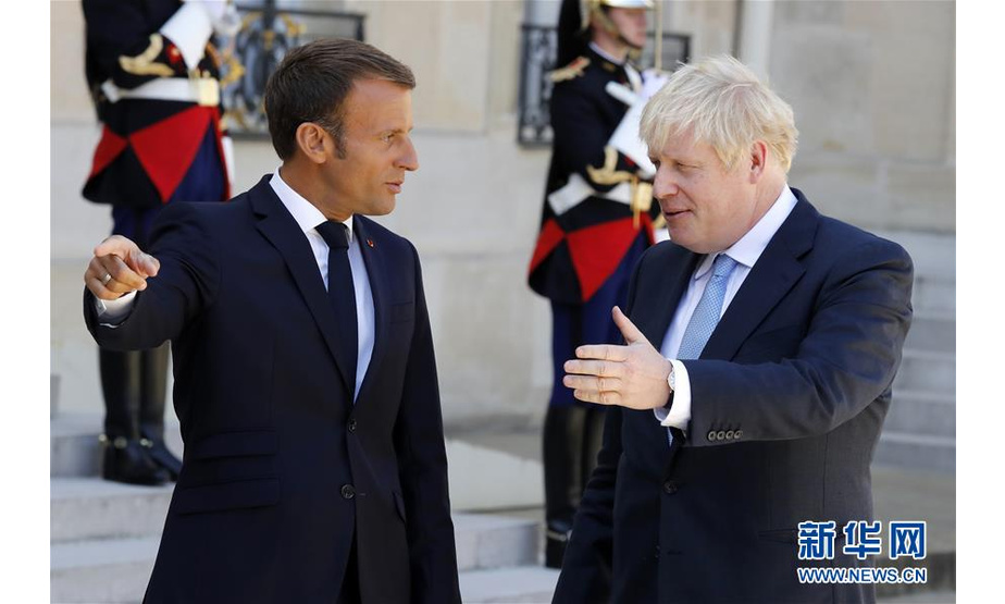 8月22日，在法国总统府爱丽舍宫，法国总统马克龙（左）迎接来访的英国首相鲍里斯·约翰逊。 这是鲍里斯·约翰逊就任英国首相后首次出访法国。 新华社发（杰克·陈摄）