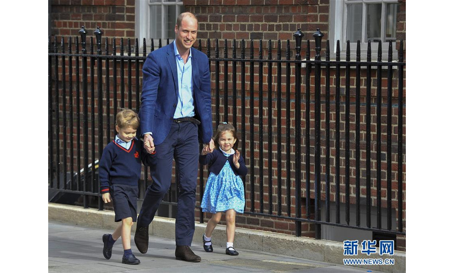 4月23日，在英国伦敦，威廉王子带着乔治王子与夏洛特公主来到圣玛丽医院，看望凯特王妃和刚刚出生的小王子。新华社发（史蒂芬·程 摄）