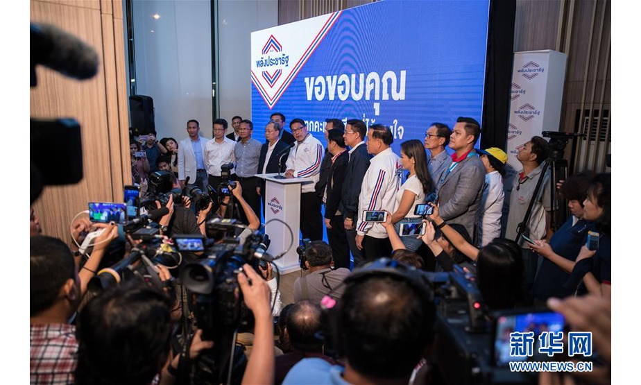 3月24日，在泰国曼谷，人民国家力量党领导人乌达玛（中）在大选投票结束后出席新闻发布会。 据泰国选举委员会24日晚的初步计票结果，支持现任总理巴育的人民国家力量党在当天举行的泰国国会下议院选举中得票暂时领先。 新华社记者张可任摄