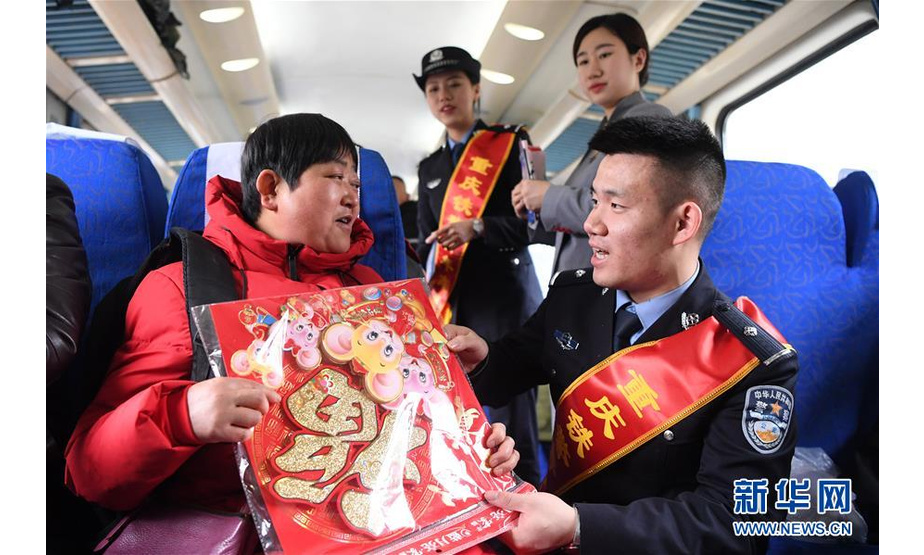 1月18日，工作人员在主题活动中向乘客发放小礼品。 新华社记者 唐奕 摄
