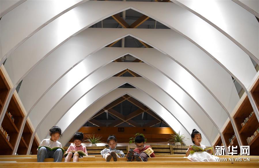 8月4日，小朋友在合肥长江180艺术街区拾光书屋里阅读。新华社发（解琛 摄）