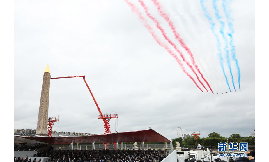这是7月14日在法国巴黎协和广场的国庆阅兵式现场拍摄的“法兰西巡逻兵”飞行表演队。

　　法国国庆阅兵式14日在巴黎举行。新华社记者 高静 摄