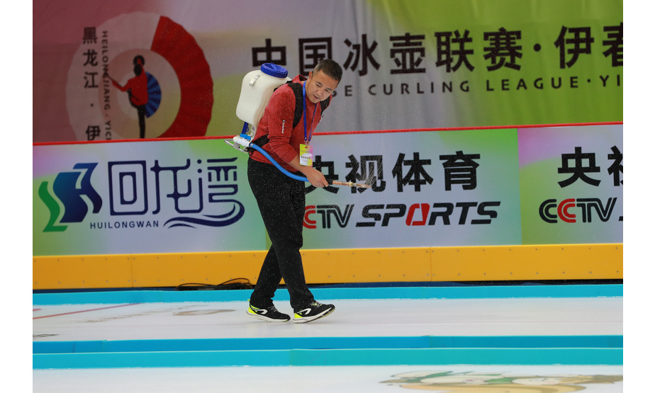 北京2022冬奥会制冰师，本次联赛主制冰师刘博强在赛前为场地打点。