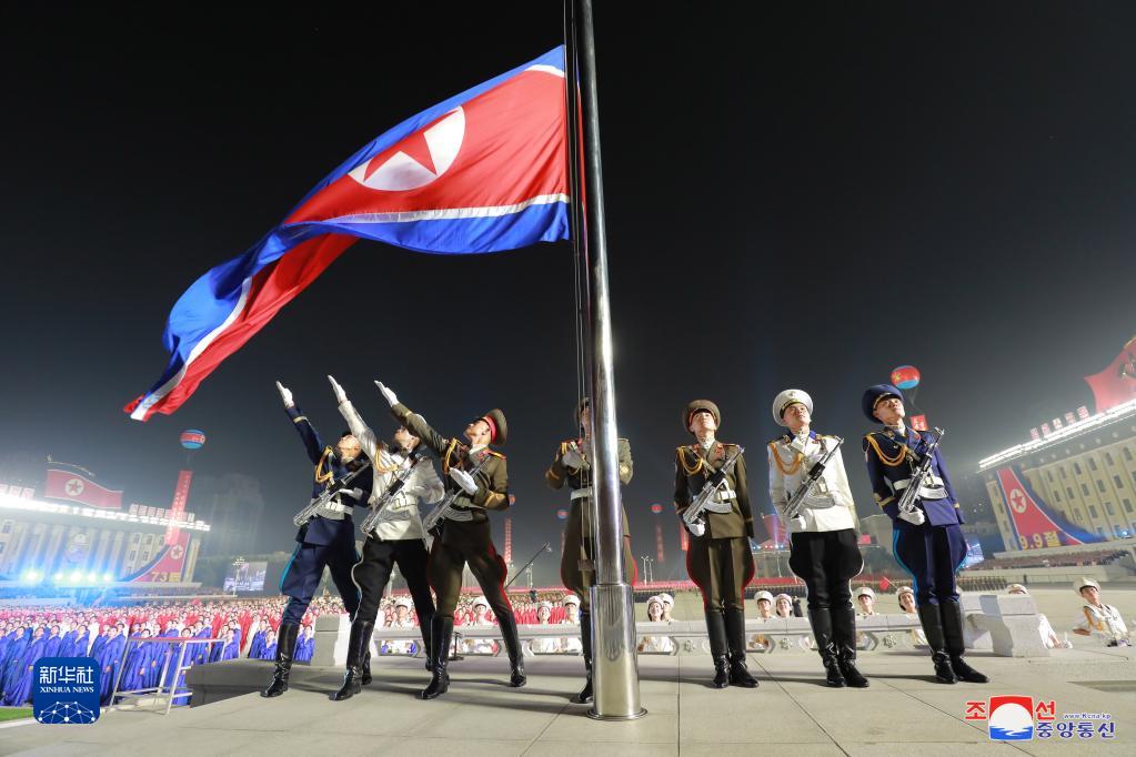 这张朝中社9月9日提供的图片显示的是阅兵式开始前举行的升国旗仪式。

　　为庆祝朝鲜民主主义人民共和国成立73周年，朝鲜于9日零点开始在首都平壤市中心的金日成广场举行民间及安全武装力量阅兵式，朝鲜劳动党总书记金正恩出席并检阅了部队。

　　新华社/朝中社