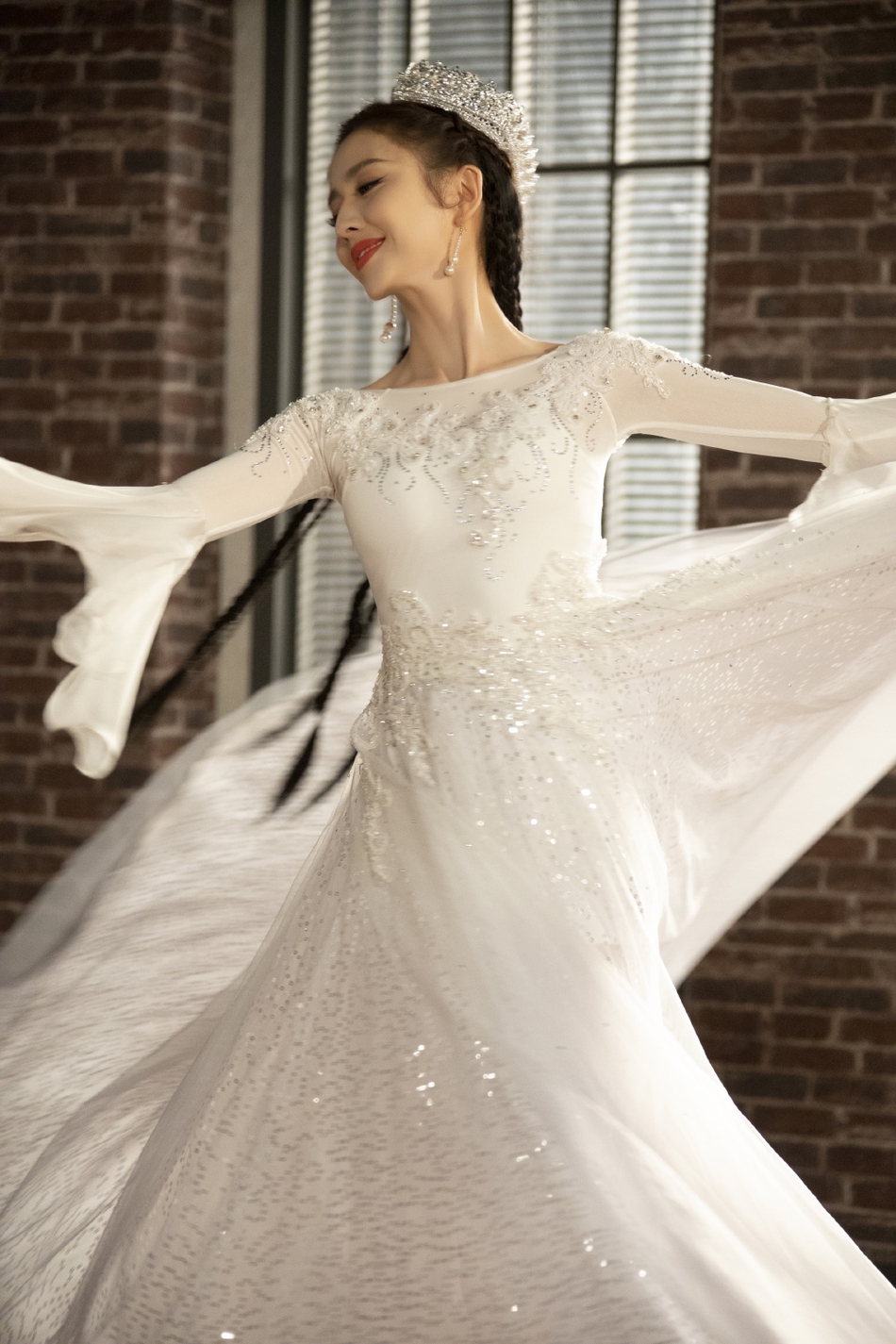 5月22日，佟丽娅工作室在微博上晒出了一组佟丽娅跳舞的照片。照片中，佟丽娅绑着长辫子，身穿白裙翩翩起舞，身姿婀娜仙气飘飘，太美了。