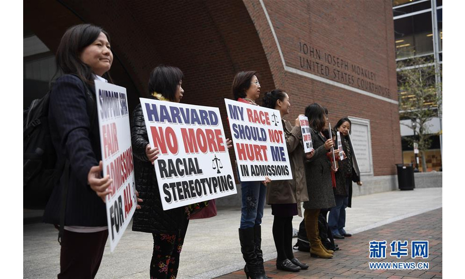 10月15日，在美国马萨诸塞州波士顿，反对哈佛大学歧视亚裔学生的抗议者在美国联邦地区法院前展示标语牌。哈佛大学被控多年来在招生过程中蓄意歧视亚裔申请学生，位于波士顿的美国联邦地区法院15日开庭审理此案，引发全美关注。新华社记者刘杰摄 