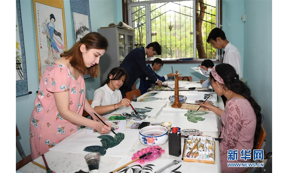 6月10日，在塔吉克斯坦首都杜尚别，学生在塔吉克斯坦民族大学孔子学院画画。 塔吉克斯坦共和国，简称塔吉克斯坦，是位于中亚东南部的内陆国家。塔吉克斯坦是多民族国家，全国共有86个民族，人口约910万。 新华社记者沙达提摄