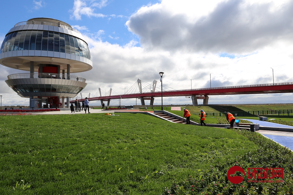 9月20日，“幸福东北”网络宣传活动采访团走进黑河，探访中俄界江黑龙江上首座现代化公路大桥———黑龙江大桥。该桥全长1283米，中方境内6.5公里，俄方境内13.4公里，起点位于中国黑龙江省黑河市长发屯，终点位于俄罗斯阿穆尔州布拉戈维申斯克市卡尼库尔干村。该桥于2016年12月24日开始建设，2019年5月31日完成合龙，由中俄两国合作修建。该项目是黑龙江省深入对接国家“一带一路”倡议，积极参与“中蒙俄经济走廊”建设，落实“打造一个窗口、建设四个区”的发展定位，加快“三桥一岛”建设，健全对俄互联互通，加快形成以对俄合作为重点的全方位对外开放新格局的重要跨境基础设施。据专家测算，大桥运营之初，预测客运量达140万人次，货运量可达300万吨。远期预测客货运量分别为300万人次和620万吨。（环球网 王心怡）