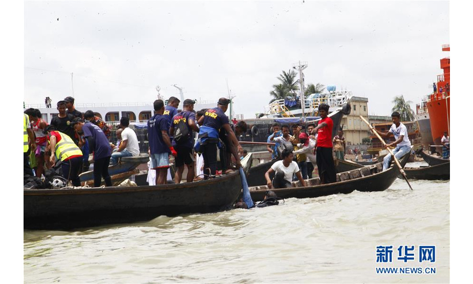 孟加拉国首都达卡布里甘加河水域29日上午发生沉船事故，搭载50至60名乘客的渡船与另一艘渡船相撞后沉没，救援人员现已打捞起24具遇难者遗体。 新华社发