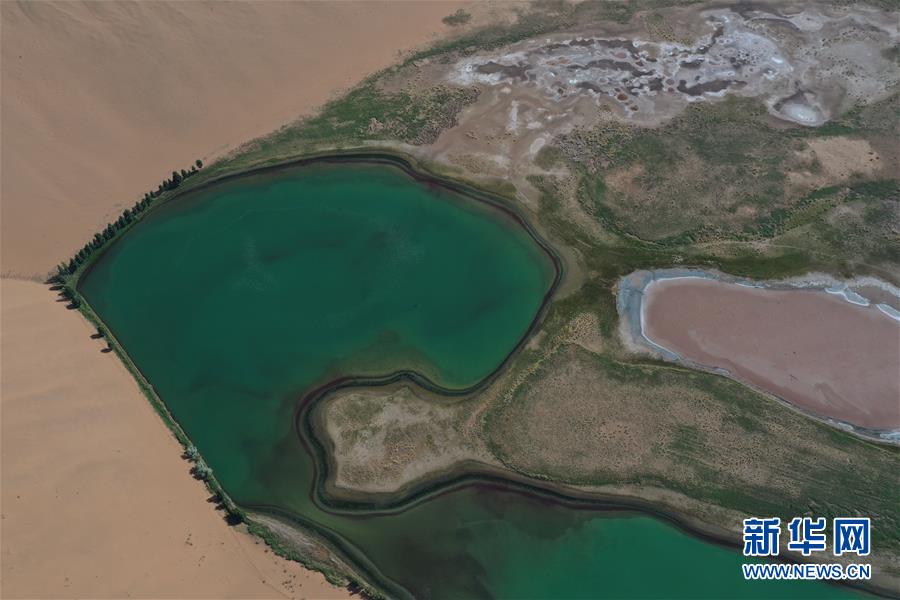 这是5月30日拍摄的巴丹吉林沙漠一处湖泊（无人机照片）。新华社记者 徐钦 摄