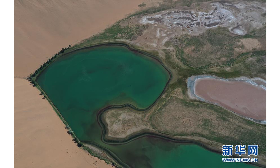 这是5月30日拍摄的巴丹吉林沙漠一处湖泊（无人机照片）。新华社记者 徐钦 摄