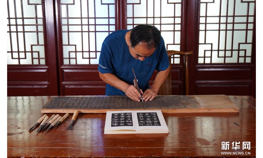9月1日，衡水法帖雕版拓印技艺的代表性传承人李广民在雕刻法帖雕版拓印作品。