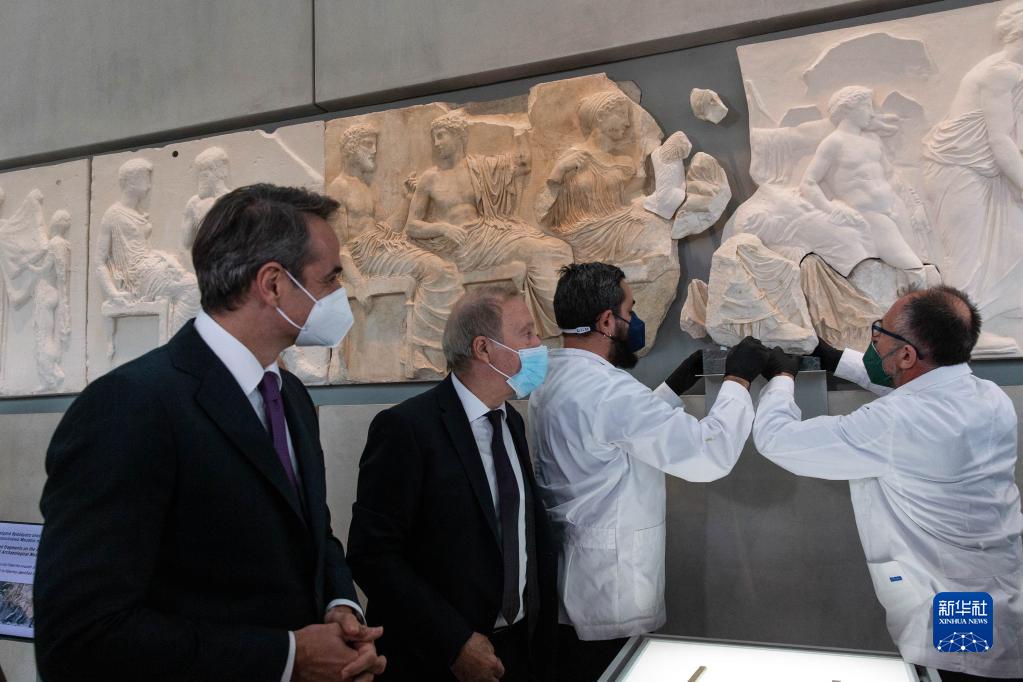 1月10日，在希腊雅典卫城博物馆，工作人员正在将一块原保存于意大利一家博物馆的雅典卫城帕特农神庙石雕碎片放回原位。

　　在意大利和希腊两国博物馆签署长期租借协议后，原保存在意大利一家博物馆的一块雅典卫城帕特农神庙石雕碎片10日在希腊雅典卫城博物馆展出。

　　新华社发（马里奥斯·罗洛斯摄）