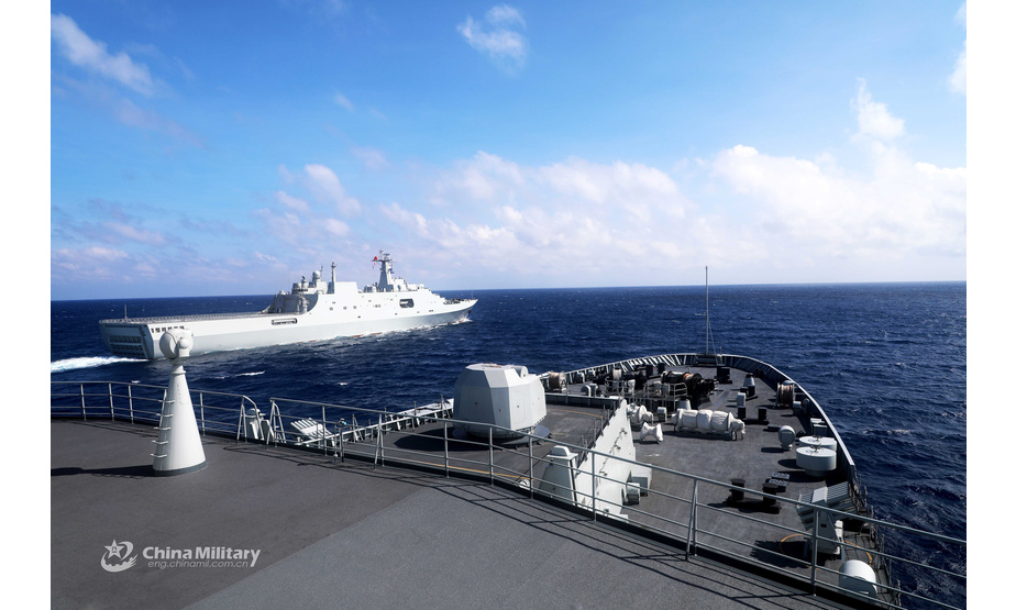 南部战区海军某登陆舰支队长白山舰与五指山舰在南海某海域进行立体登陆科目的训练。