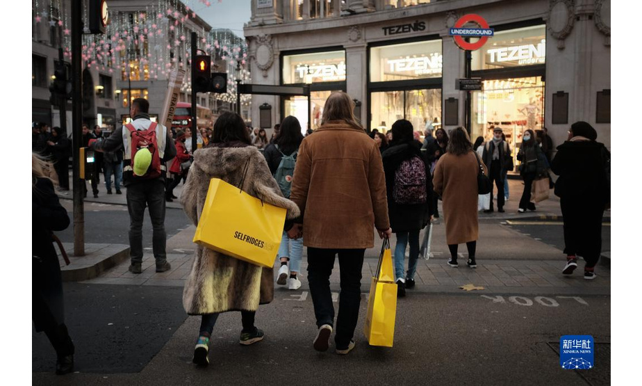 11月24日，人们提着购物袋走在英国伦敦市中心的牛津街。

　　货物供应不足、商品价格上涨、节日折扣减少……今年圣诞节来临前，英国消费者不得不面对供应链延迟和通胀加剧带来的双重压力。英国零售商协会首席执行官海伦·迪金森说，虽然零售商为确保圣诞节供应付出巨大努力，但问题仍未解决。“从农场到分销领域，整个供应链的劳动力短缺问题正推高成本，造成货架上出现一定的缺货。”

　　新华社发（蒂姆·爱尔兰摄）