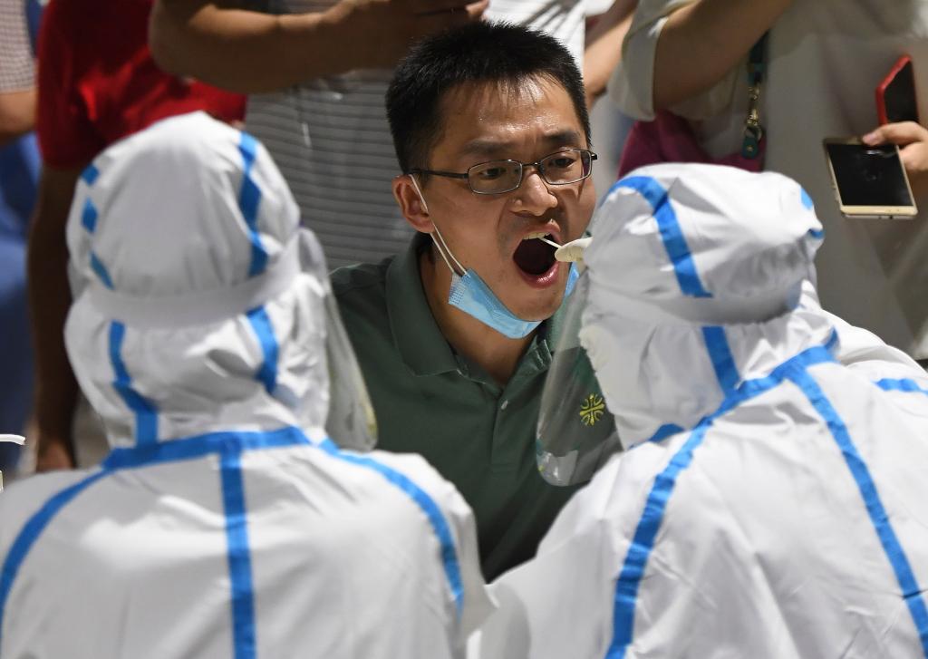 7月21日晚，在南京市玄武区一处检测点，医务人员在为市民进行核酸检测取样。

　　为进一步快速有效阻断新冠肺炎疫情扩散，江苏省南京市于7月21日开始对全市常住人口、外来人员开展全员核酸检测。

　　新华社记者 季春鹏 摄