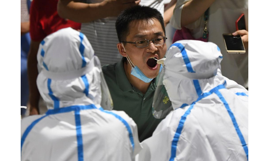 7月21日晚，在南京市玄武区一处检测点，医务人员在为市民进行核酸检测取样。

　　为进一步快速有效阻断新冠肺炎疫情扩散，江苏省南京市于7月21日开始对全市常住人口、外来人员开展全员核酸检测。

　　新华社记者 季春鹏 摄