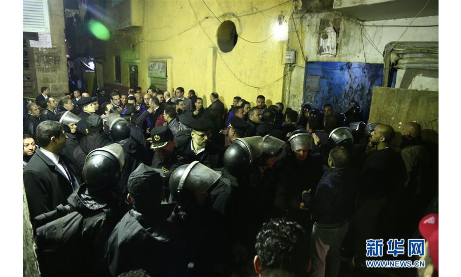 2月19日，在埃及首都开罗，警察在爆炸现场执勤。 埃及内政部18日晚发表声明说，埃及首都开罗老城区当晚发生一起爆炸，造成两名警察和一名恐怖分子死亡。声明说，这名恐怖分子在被警方抓获后引爆了爆炸装置，还有3名警察受伤。 新华社发（艾哈迈德·戈马摄）