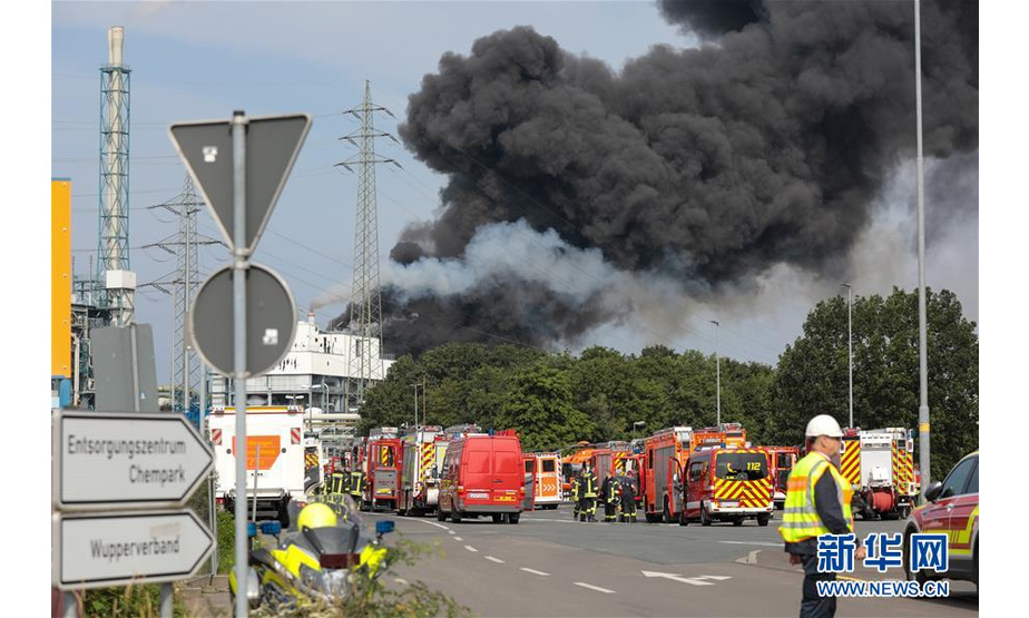 7月27日，德国西部城市莱沃库森发生爆炸的化工园区升起浓烟。 当日，莱沃库森的化工园区发生爆炸事故，目前已致16人受伤，其中4人重伤，另有5人失踪。 新华社发（蒂姆·厄尔伯曼摄）