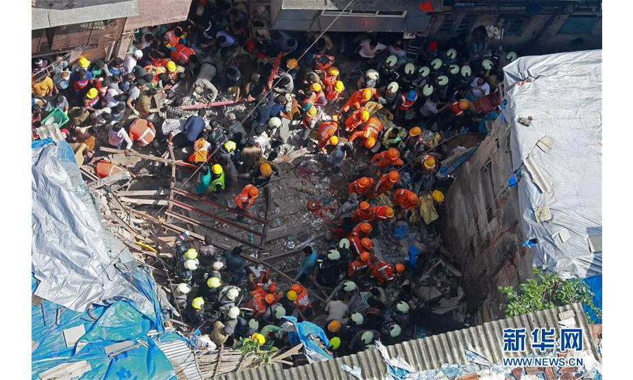 7月16日，在印度孟买，救援人员在坍塌事故现场搜救。 印度孟买一栋4层楼房16日发生坍塌，已导致至少2人死亡、多人受伤。 新华社发