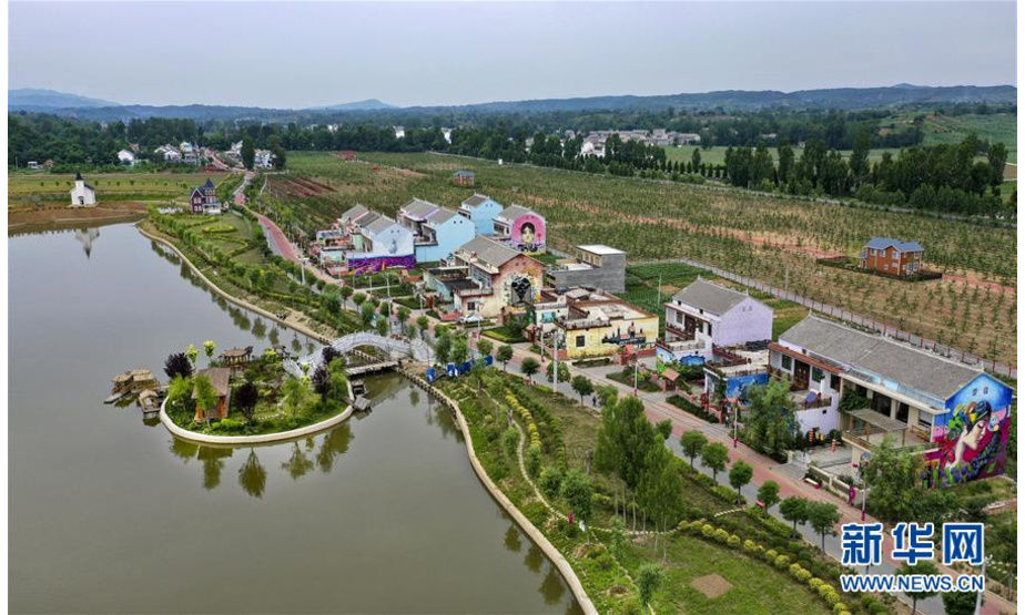 6月17日无人机拍摄的玫瑰小镇水上乐园。 新华社记者陶明摄