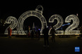 这是12月17日在阿尔巴尼亚地拉那拍摄的新年彩灯。<br/><br/>　　随着2022年的脚步临近，全球多地的城市街头由“2022”标识装点，新年气氛渐浓。<br/><br/>　　新华社记者 张立云 摄