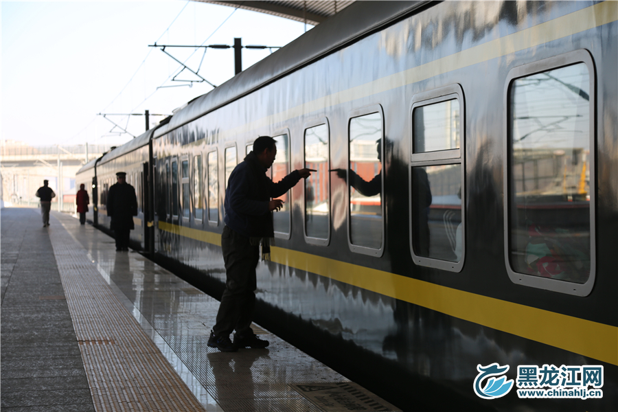 乘客嘱咐家人放好行李物品。 石启立 摄