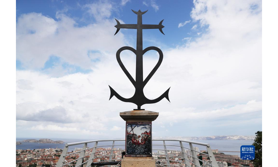 这是9月3日在法国马赛拍摄的一处纪念海难失踪者的纪念碑。新华社记者 高静 摄