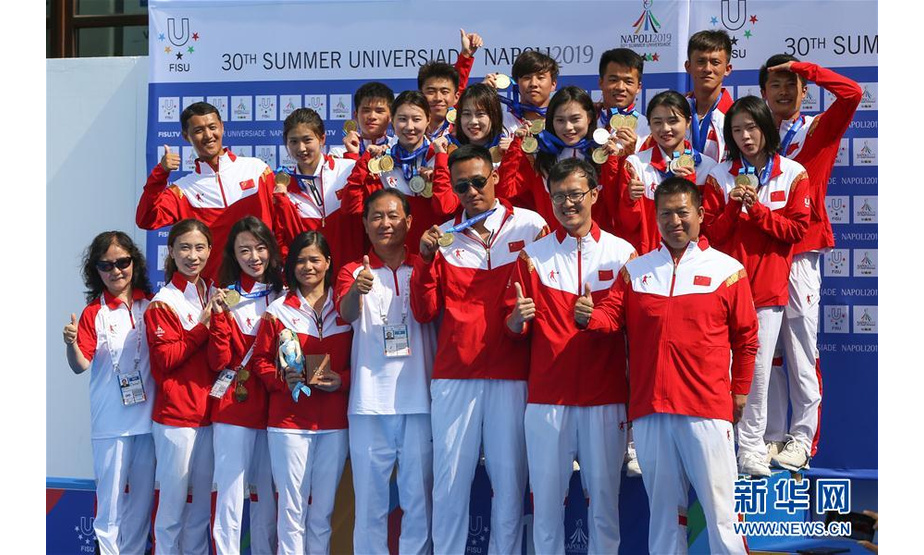 7月8日，中国跳水队成员在团体颁奖仪式上合影。 当日，第30届世界大学生夏季运动会跳水项目全部比赛在意大利那不勒斯结束，中国队获得男子、女子团体金牌。 新华社记者郑焕松摄
