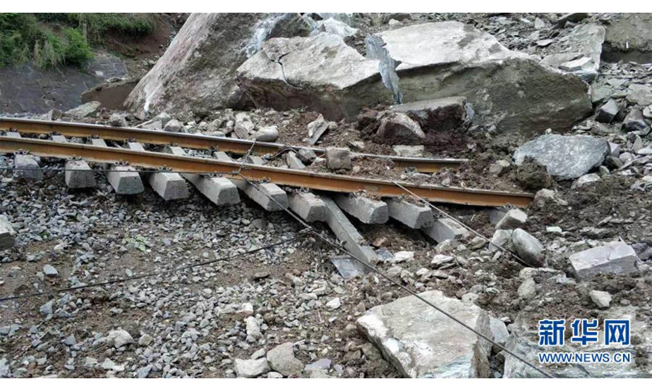 8月14日，成昆铁路凉红至埃岱站间突发数万方高位岩体崩塌，线路再次中断。新华社发（曹尚 摄）