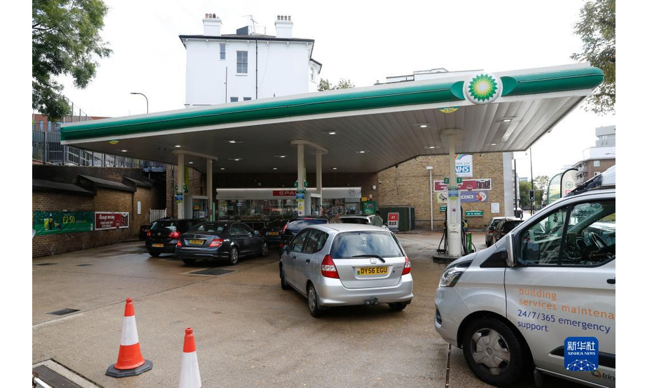 9月27日，车辆排队驶入英国伦敦一家加油站加油。新华社记者 韩岩 摄
