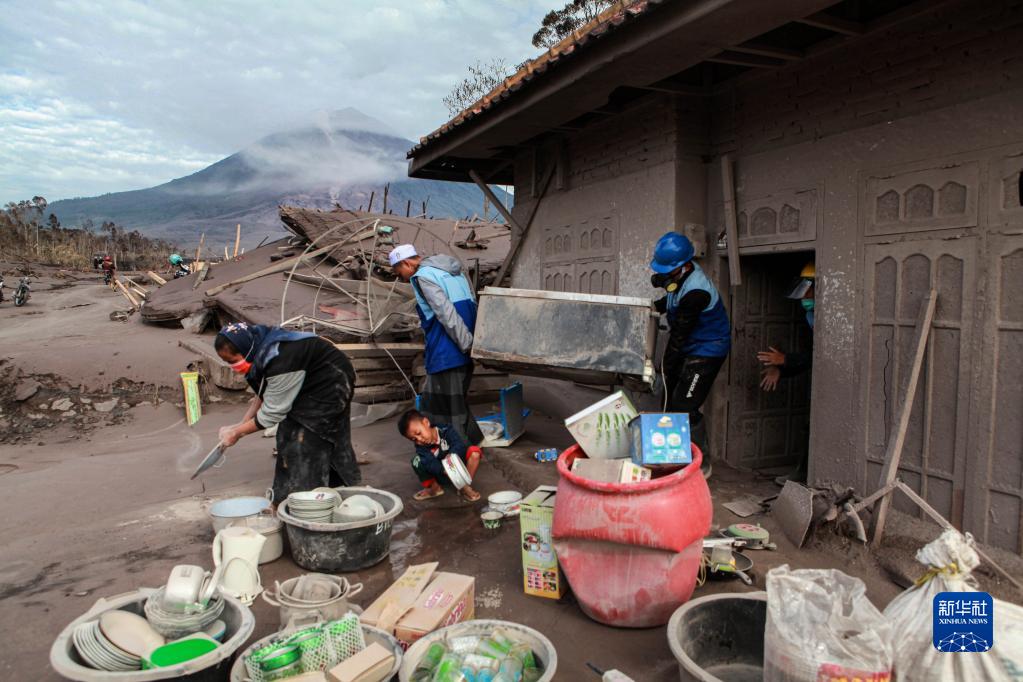 12月7日，在印度尼西亚东爪哇省卢马姜，人们清理被火山灰覆盖的物品。

　　印度尼西亚国家抗灾署6日说，印尼东爪哇省塞梅鲁火山喷发造成的死亡人数已升至22人。

　　新华社发（巴育摄）