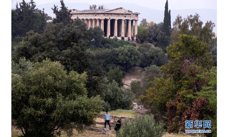 4月18日，游客在希腊首都雅典的赫菲斯托斯神庙参观。

　　4月18日是国际古迹遗址日，希腊国内的文化古迹当天免费向公众开放。

　　新华社发（马里奥斯·罗洛斯摄）
