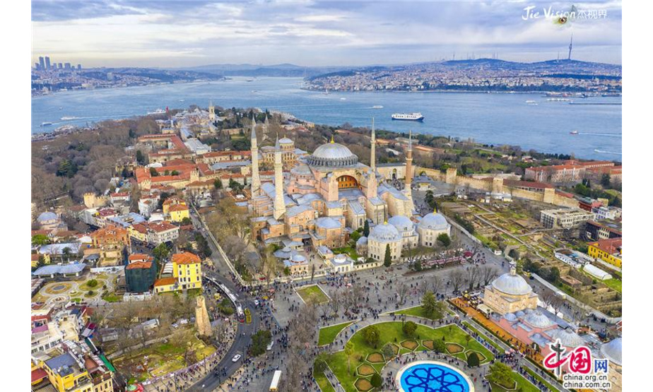 凡是来过土耳其伊斯坦布尔这座城市的，一定会为城市间林林总总的清真寺所迷恋。它们散落在这座古老城市间的各个角落，共同诉说这这座古老城市的沧桑历史，更为这座城市平添了许多的神秘色彩。（作者：刘杰）