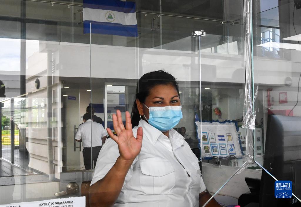 这是12月11日在尼加拉瓜佩尼亚斯布兰卡斯的边境移民局拍摄的工作人员。

　　新华社记者 辛悦卫 摄