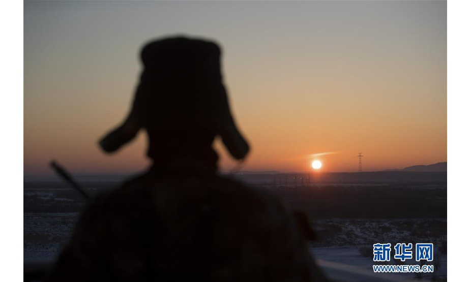 黑龙江东极哨所战士在哨位上迎接晨光(1月31日摄）。新华社记者 琚振华 摄