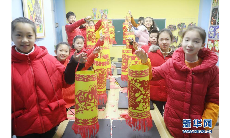 1月19日，在湖南省永州市道县一家美术工作室，孩子们展示自己制作的生肖灯笼。 鼠年春节临近，孩子们通过亲手制作生肖主题的灯笼，感受传统民俗文化的魅力。 新华社发（何红福 摄）