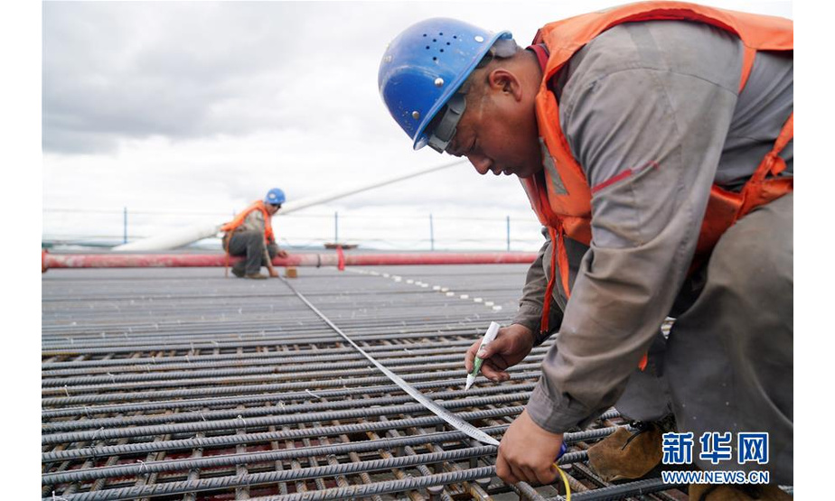 工人在大桥上进行桥面铺装施工作业（8月19日摄）。新华社记者 王建威 摄